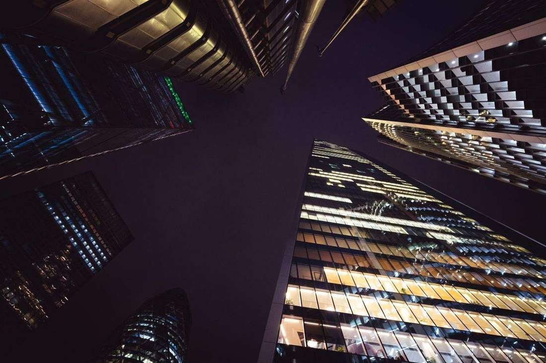 Chauffeur Hire in DIFC Dubai: The Corporate Traveller Guide