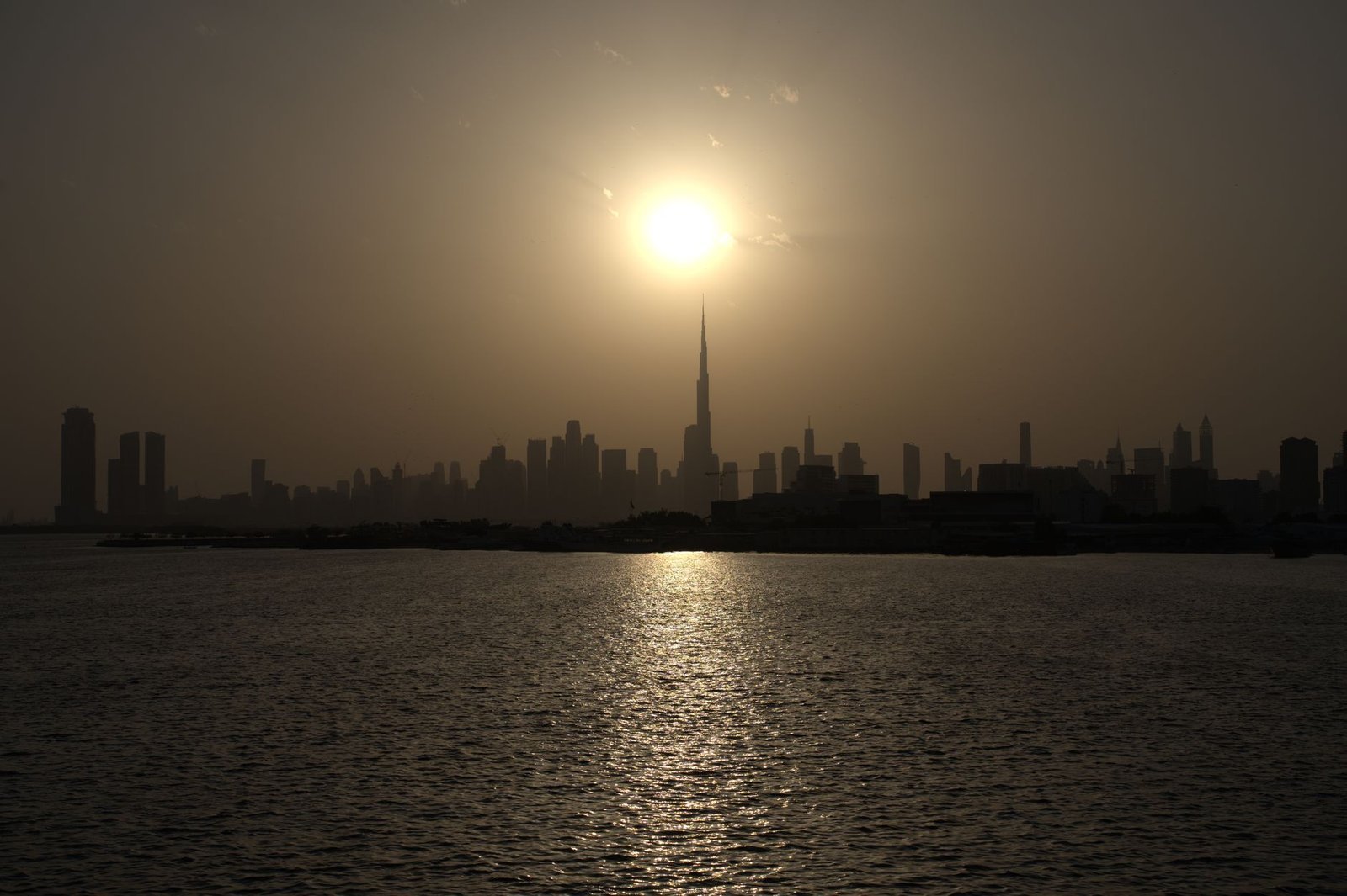 Dubai Nightlife Chauffeur: How to Enjoy the City After Dark in Style and Safety